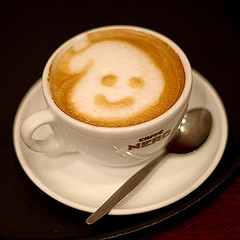 cafe con sonrisa en la espuma